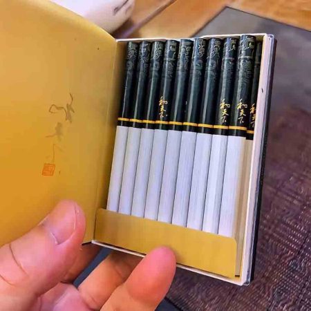 木盒中支尊品和天下